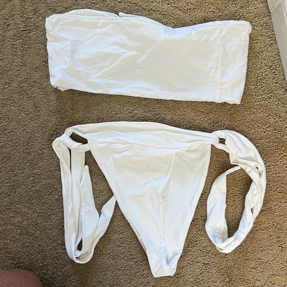 437 leo top and robyn bottom in WHITE